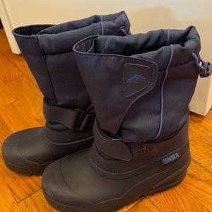 Tundra Snow Boots, size 3, navy, Velcro closure, LIKE NEW